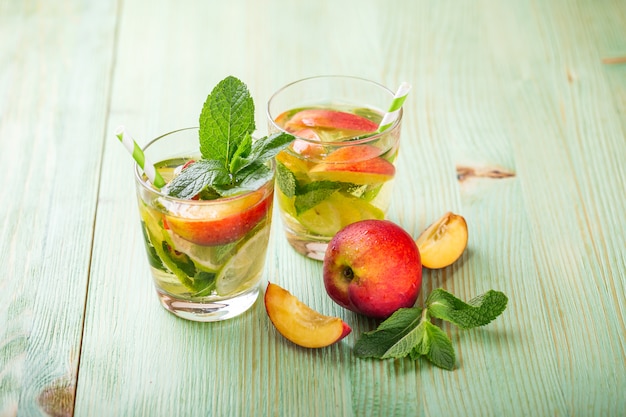 Bebida de limonada en una mesa de madera