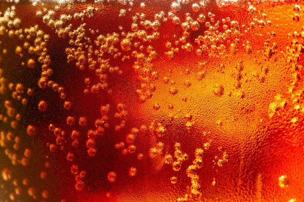 bebida de macro colaDetalle de refresco carbonatado burbujeante frío con hielo