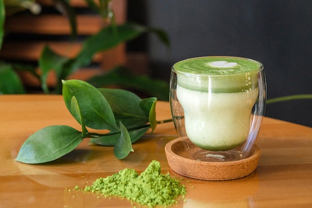 Foto bebida matcha em uma mesa de madeira