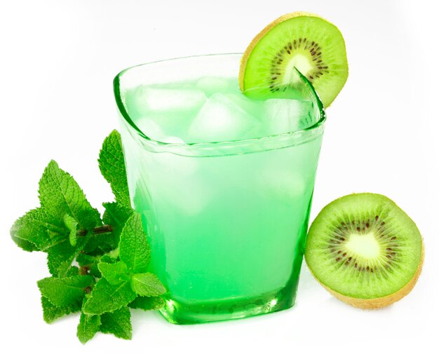 Bebida con menta y kiwi.