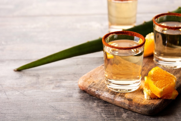 Bebida mexicana de mezcal com fatias de laranja e sal de minhoca