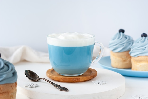 Bebida de moda azul de té de guisantes de mariposa con leche y pastel para el desayuno