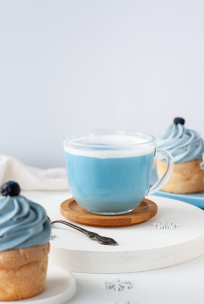 Bebida de moda azul de té de guisantes de mariposa con leche y pastel para el desayuno