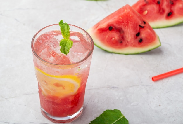 Bebida de mojito de sandía para refrescar y calmar la sed