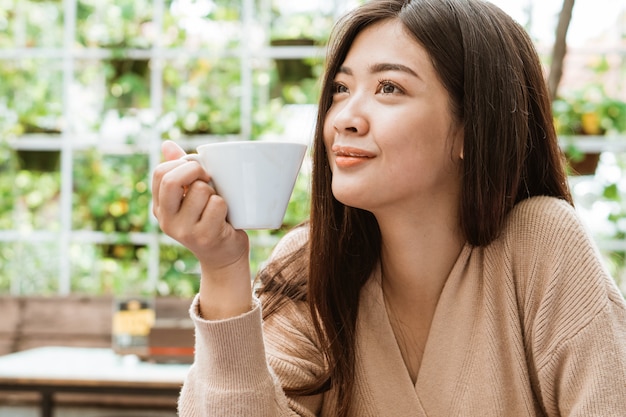 Bebida de mujer asiática en cafetería