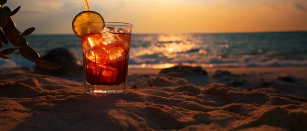 bebida na praia de areia bebida de verão exótico na areia praia desfocada no fundo