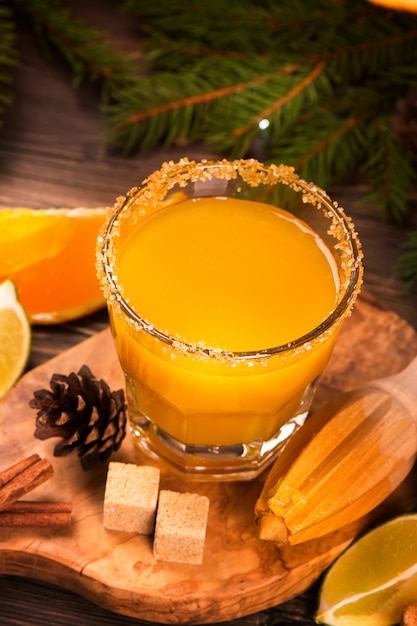 Bebida de naranja con especias. Fondo de navidad o año nuevo