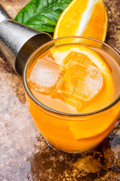 Bebida de naranja con hielo