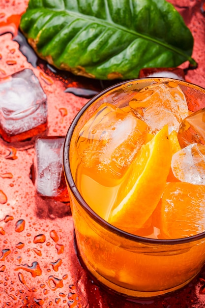 Bebida de naranja con hielo