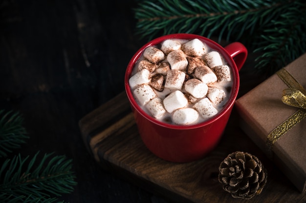 Bebida de Navidad, chocolate caliente o cacao, malvavisco y rama de pino