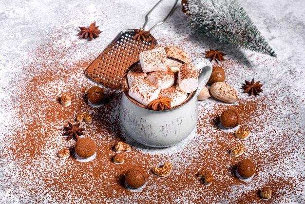 Bebida de navidad. Taza de chocolate caliente con malvaviscos blancos