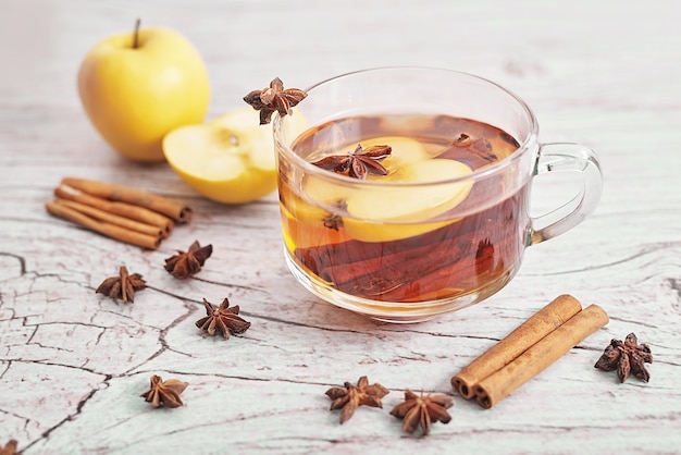 Bebida navideña en vaso con ingredientes