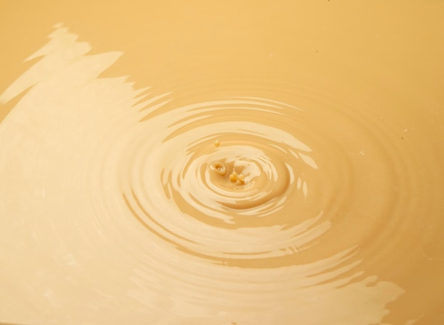 Bebida ondulada de té con leche de café