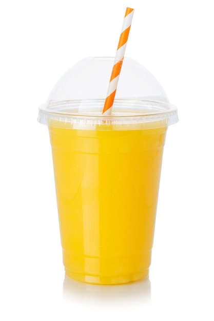 Foto bebida de paja de jugo de fruta de naranja en una taza de alimentación saludable aislada en blanco