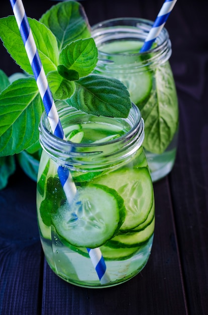 Foto bebida de pepino fresco en cristalería sobre la mesa