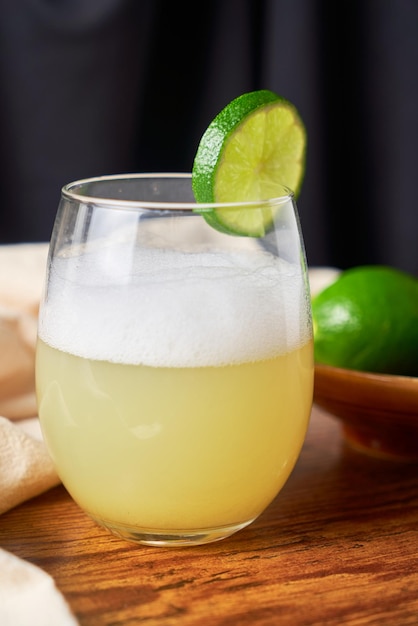 Foto bebida peruana pisco sour con limón