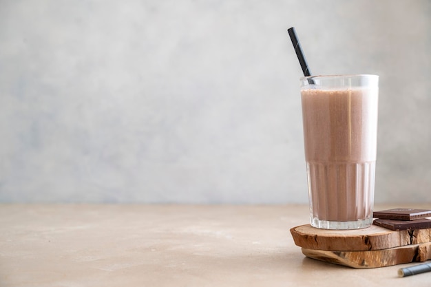 Bebida de proteína de chocolate en vaso para nutrientes y bebidas energéticas