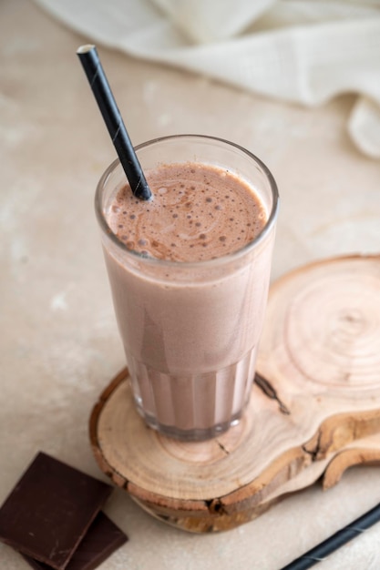 Bebida de proteína de chocolate en vaso para nutrientes y bebidas energéticas