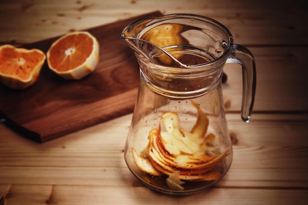 Foto bebida quente cítrica feita à mão com laranjas e limões