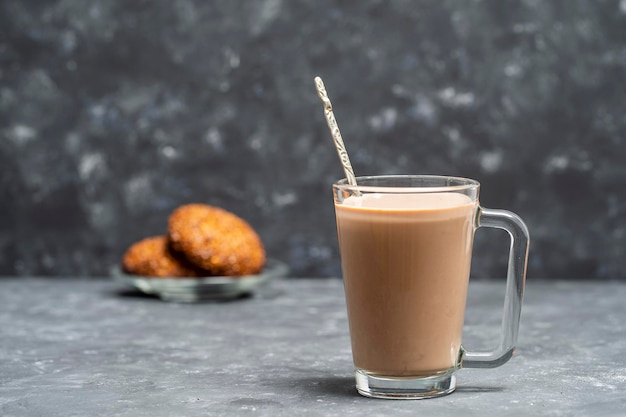 Bebida quente de cacau e biscoitos de aveia em cima da mesa