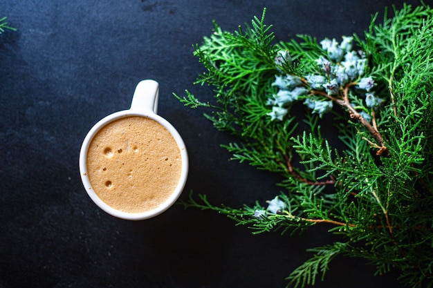 Bebida quente de café em ramos de abeto branco