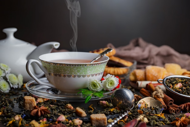 Bebida quente de chá em fundo antigo na composição em cima da mesa