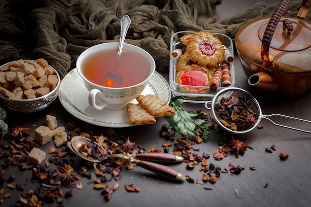 Bebida quente de chá em fundo antigo na composição em cima da mesa