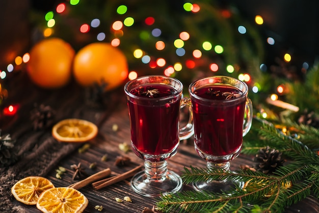 Bebida quente de férias de Natal mulled vinho em copos em uma mesa de madeira