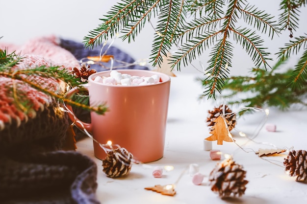 Bebida quente de inverno cacau, marshmallow, ramos de abeto, natal, ano novo, 39s, bebida