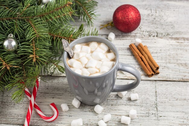 Bebida quente de inverno. Chocolate quente de Natal ou cacau com marshmallow em branco com decorações de Natal
