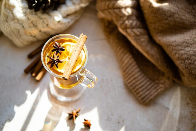 Bebida quente de inverno com canela e limão em dia ensolarado