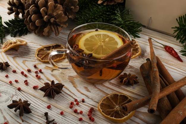 Bebida quente de inverno com especiarias em fundo festivo de ano novo