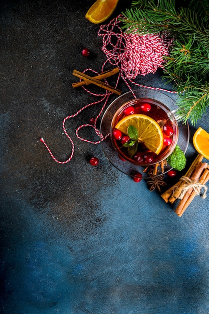 Bebida quente de outono inverno - chá picante de amora e laranja