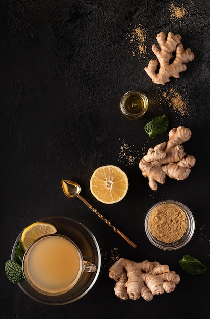 Bebida quente de vitaminas feita de gengibre em pó, limão e mel