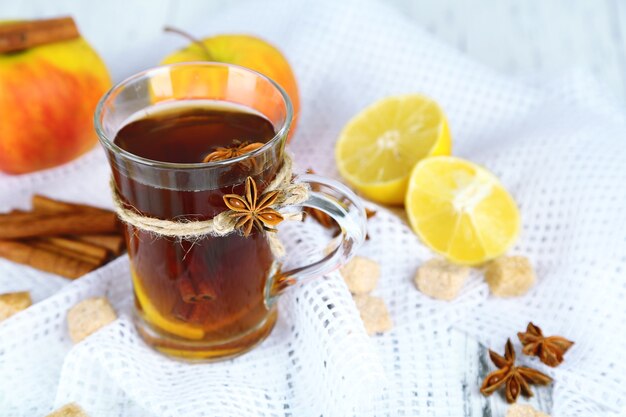 Bebida quente em copo de vidro com frutas e especiarias,