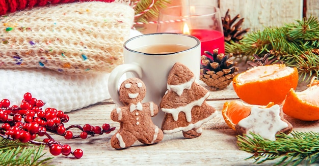 Bebida quente em fundo de natal. foco seletivo. comida.