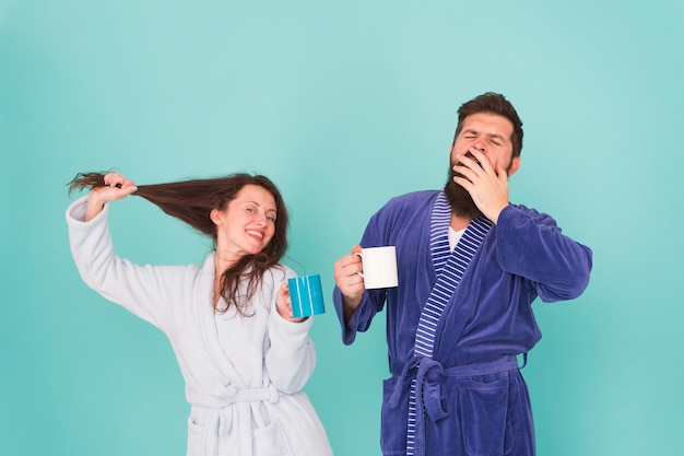 Bebida quente. O café é a nossa tradição. Homem e mulher felizes juntos. Tradições familiares. Casal em roupões de banho aconchegantes aproveita o fim de semana preguiçoso. Manhã de domingo perfeita. Beber café. Fazendo café em casa.