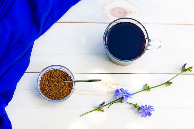 Bebida quente sem cafeína de chicória. Flor de chicória azul.