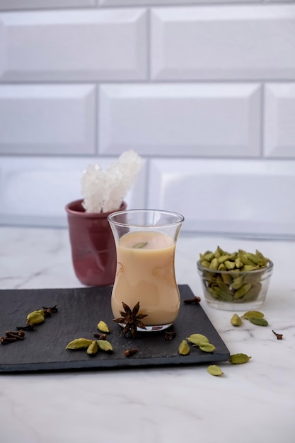 Foto bebida quente tradicional indiana e oriente médio masala chá ou karak chai com especiarias e leite cozinha exótica fundo branco