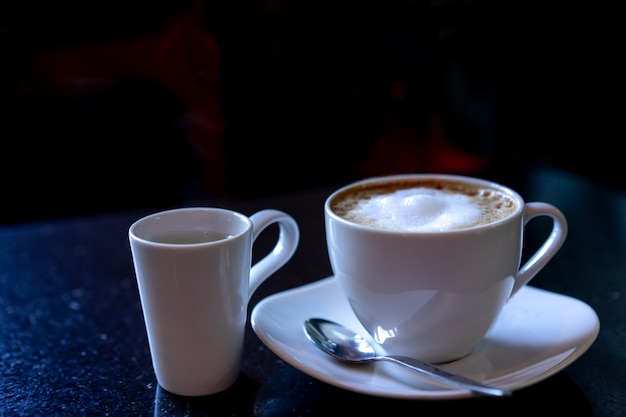Bebida quente - xícara de café na mesa no tempo de manhã