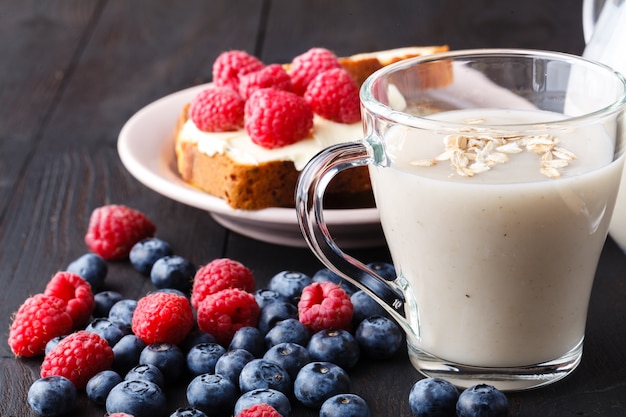 Bebida refrescante de avena para una alimentación saludable y un concepto de dieta, vegana