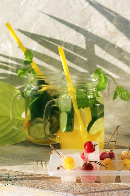 Bebida refrescante a base de frutas orgánicas, pepinos y hojas de menta, hielo