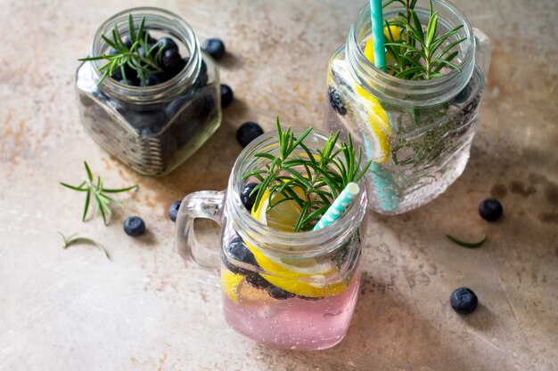 Bebida refrescante casera con arándanos limón y romero closeup concepto de dieta