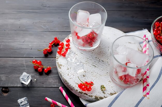 Bebida refrescante com groselha