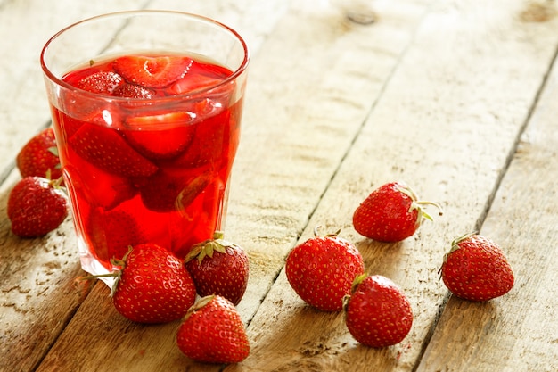 Bebida refrescante com morango