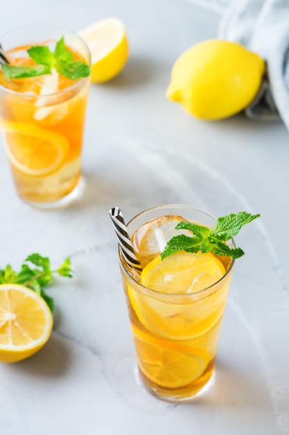 Bebida refrescante de coquetel de chá gelado de menta e limão para os dias de verão