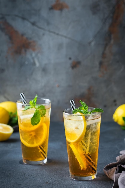 Bebida refrescante de coquetel de chá gelado de menta e limão para os dias de verão
