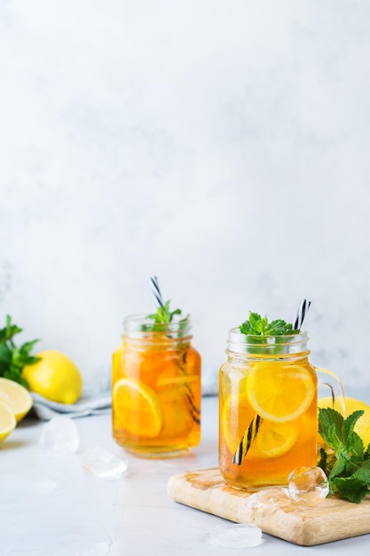 Bebida refrescante de coquetel de chá gelado de menta e limão para os dias de verão