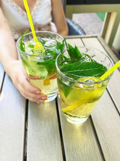 bebida refrescante de desintoxicação com hortelã, gengibre e limão. Coquetel frio de mojito. Um refrigerante de menta. refrigerante