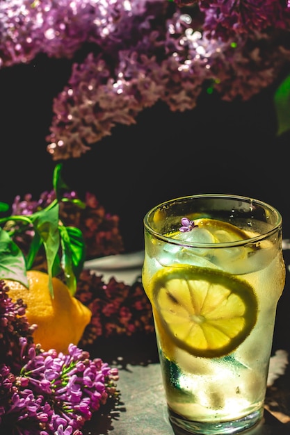 Bebida refrescante de limão e lilás